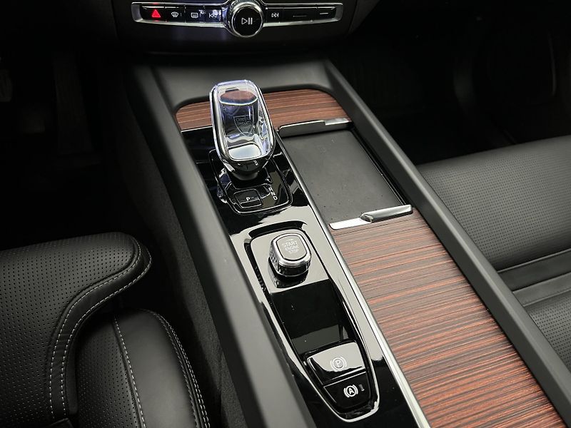 Volvo XC60 B5 AWD ULTIMATE DARK AUT  - fotka 29 z 47