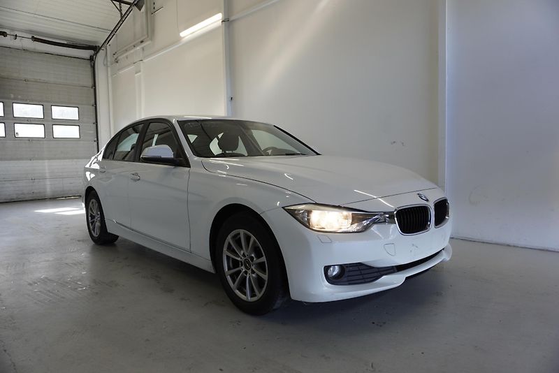 BMW Řada 3 (2014) 318D 2,0 SEDAN - fotka 3 z 32