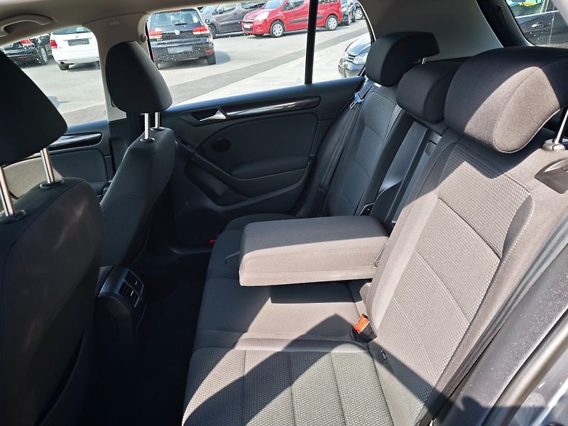 Volkswagen Golf (2010) 1,6 i 75 KW Comfort - fotka 13 z 33