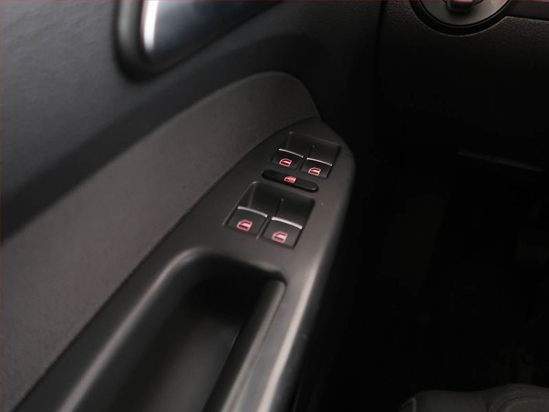 Volkswagen Touran (2011) 2.0 TDI, 7 míst, Navi - fotka 20 z 21