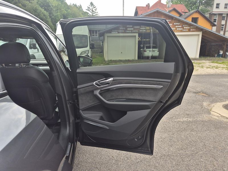 Audi e-tron SPORTBACK S 370kw SOH 96% - fotka 37 z 48