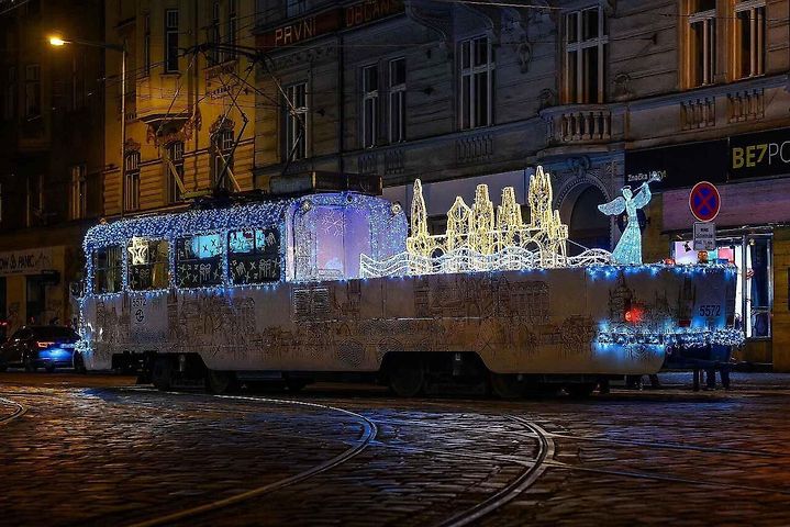 Praha má hned několik vánočních tramvají.