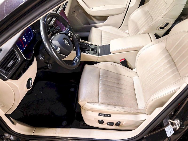 Škoda Superb (2022) 2.0 TDI 147 kW DSG 4x4 L&K - fotka 22 z 31