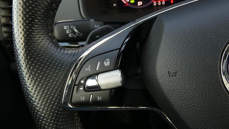 Škoda Karoq 1,5 TSI Sportline DSG - fotka 12 z 24