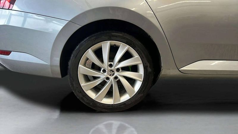 Škoda Superb Liftback 2.0 TDI DSG 140kW 6AT - fotka 32 z 36