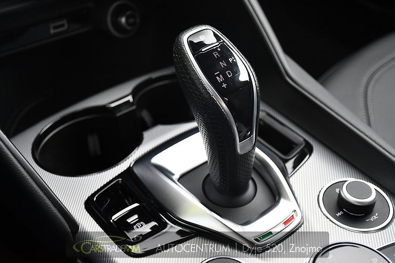 Alfa Romeo Giulia 2.0T 16V 206kW VELOCE AT8 Q4 - fotka 34 z 53