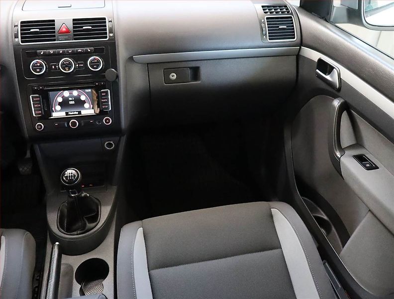 Volkswagen Touran (2013) 2.0 TDI, Navi, Tempomat - fotka 8 z 21