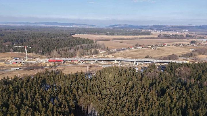 Výstavba estakády D35 přes I/35 a Mikulečský potok, únor 2025