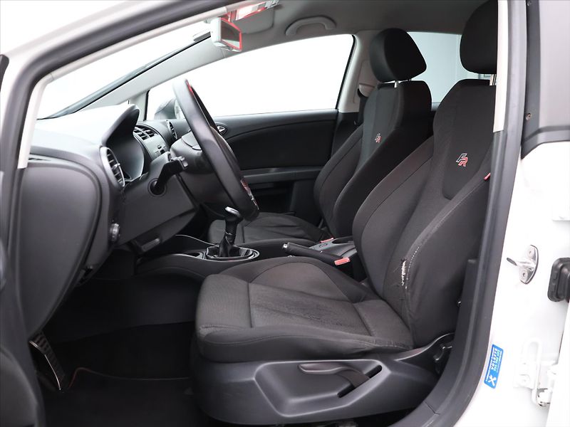 Seat Leon 2,0 TFSI 180kW FR - fotka 10 z 30