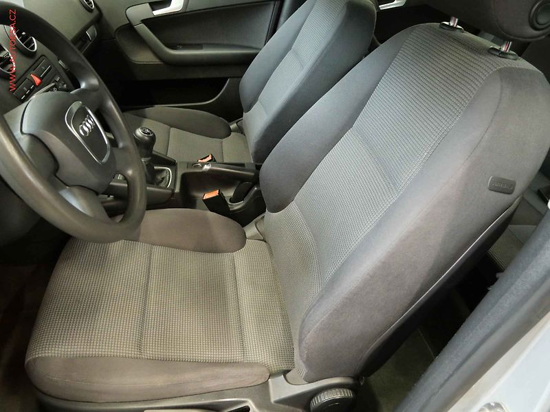 Audi A3 (2005) 1.6i, Výhřev sed - fotka 9 z 17