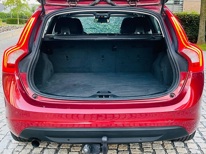 Volvo V60 2.0D4 5VÁLEC SERVISKA TAŽNÉ - fotka 20 z 48