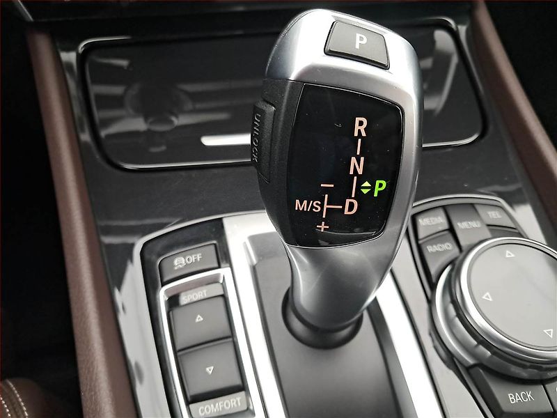 BMW Řada 5 (2014) 530d xDrive GT, 4X4, Automat - fotka 18 z 21