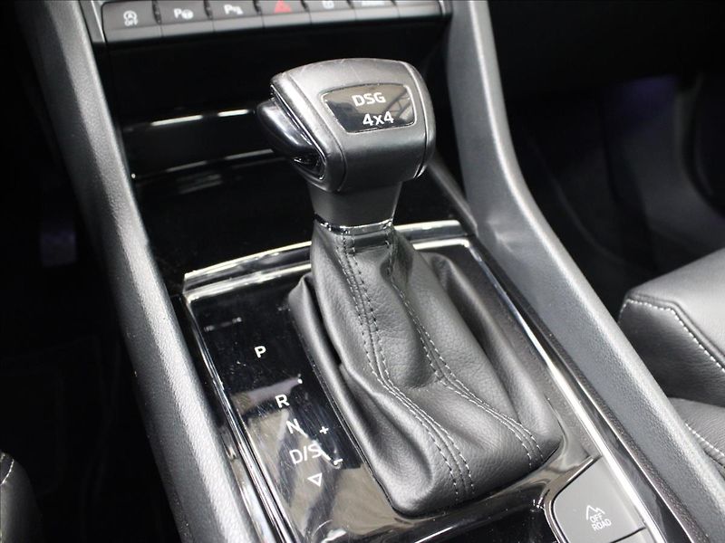 Škoda Karoq 2,0 TDI Style+ 4x4 DSG perleť - fotka 29 z 40