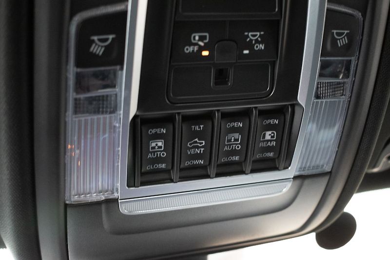 Dodge RAM 5.7 HEMI BIGHORN 4x4*PPF*ČR 1M - fotka 39 z 49