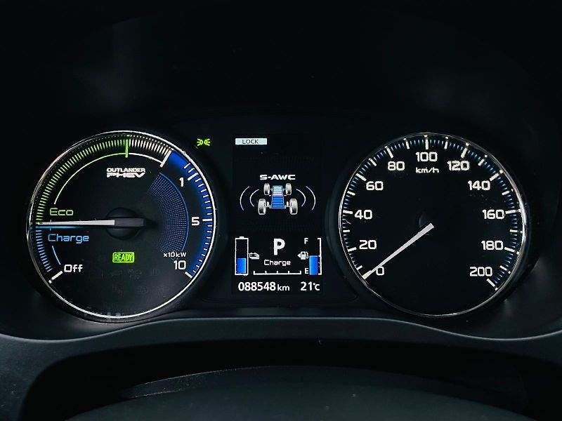 Mitsubishi Outlander 2.4i+HYBRID 4x4 SERVISKA TAŽNÉ - fotka 51 z 53