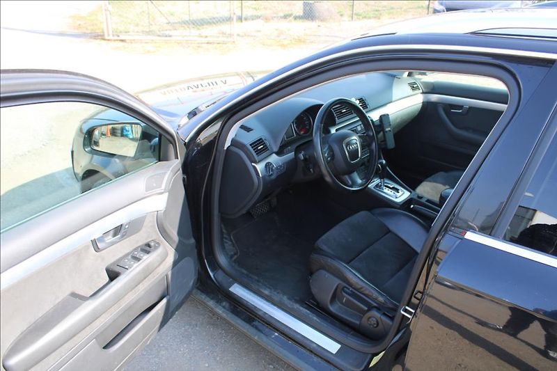 Audi A4 3,0 TDi  4x4,AUTOMAT,XENONY - fotka 9 z 29