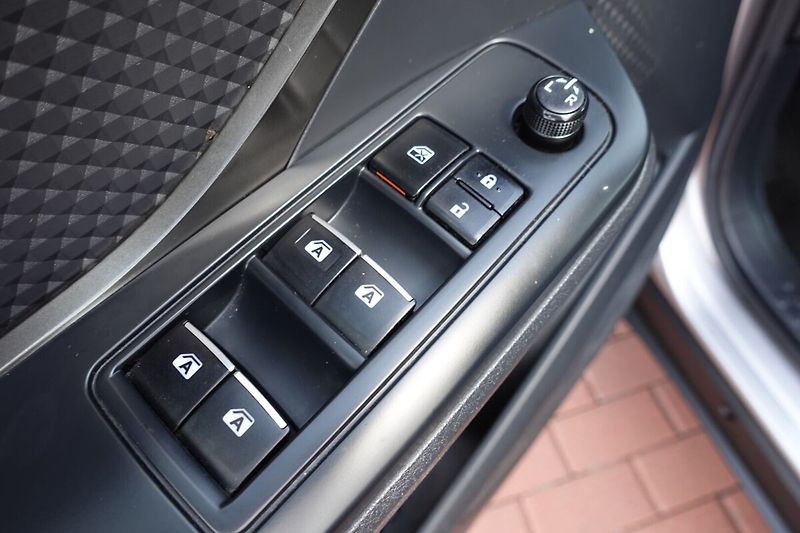 Toyota C-HR 1,2 T 6M/T Active Htd seats - fotka 10 z 32