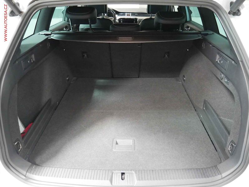 Volkswagen Passat (2023) 2.0TDi, 2.maj,ČR, R-Line - fotka 7 z 25