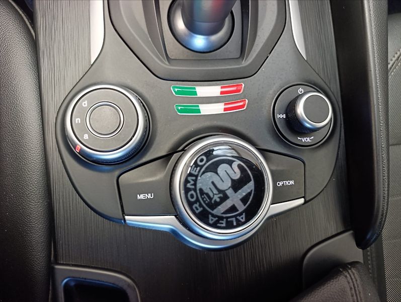 Alfa Romeo Giulia 2,2 JTD Automat Navi ,Tempomat - fotka 31 z 33
