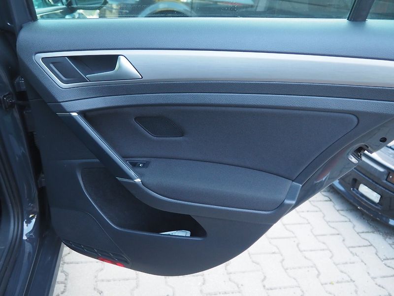 Volkswagen Golf Variant (2014) 2.0 TDI, 110 kW, Navi - fotka 17 z 43