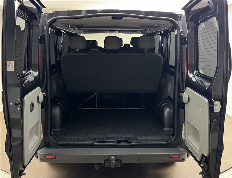 Opel Vivaro 2,5 107kW 9MÍST AC TAŽNÉ 1.MAJ - fotka 30 z 30