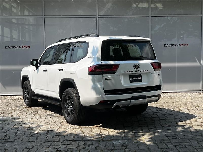 Toyota Land Cruiser 300  3,5 V6 TT 10AT GR Sport 7 - fotka 7 z 45