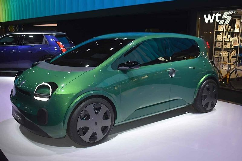 Nejhezčím autem autosalonu je nepochybně již dávno vyprodaná limitovaná edice Alfy Romeo 33 Stradale
