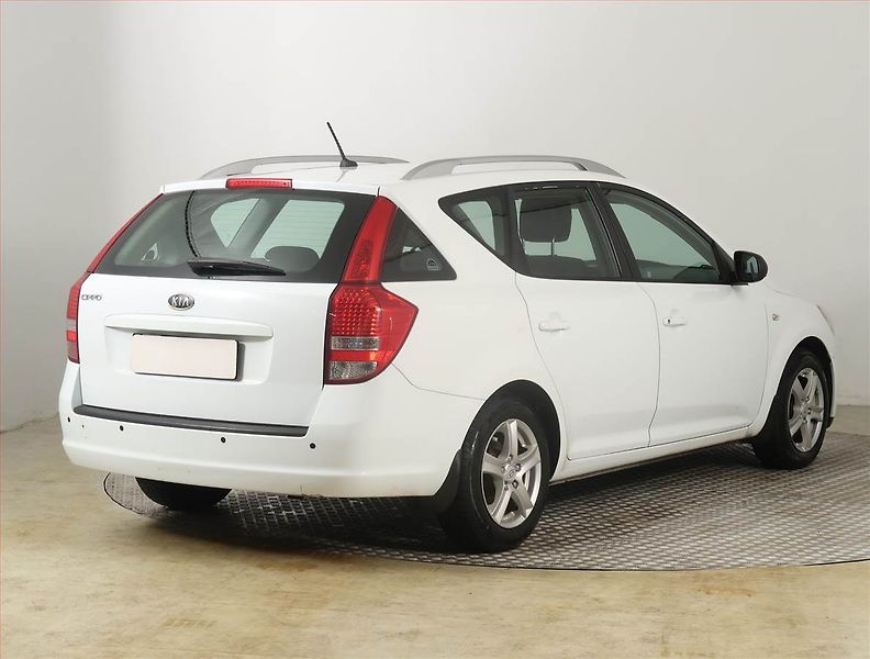 Kia Ceed (2010) 1.4 CVVT, po STK, oblíbený vůz - fotka 5 z 16