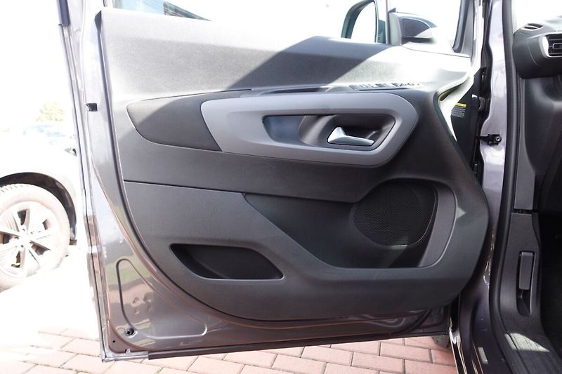 Toyota ProAce City Verso 1.5D-4D M/T Family 7míst - fotka 9 z 32