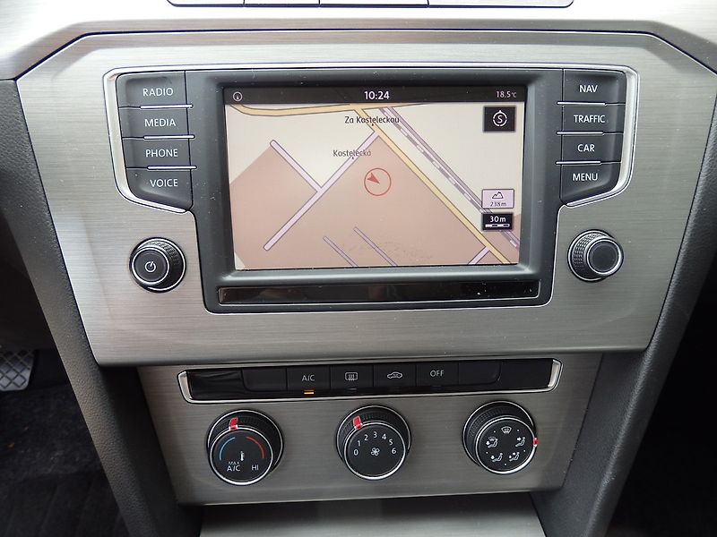 Volkswagen Passat 2.0 TDI 110 kW NAVI, 1.MAJITEL - fotka 18 z 21