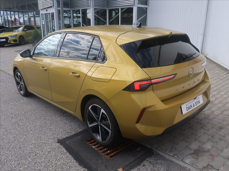 Opel Astra 1,6 T PHEV, zánovní vůz - fotka 4 z 4