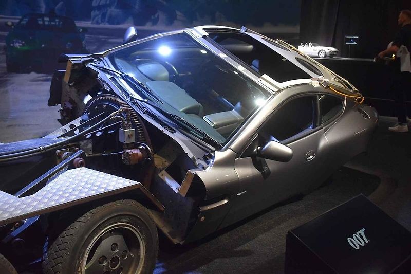 Na zahájení výstavy přijely i některé herečky z rolí partnerek Agenta 007