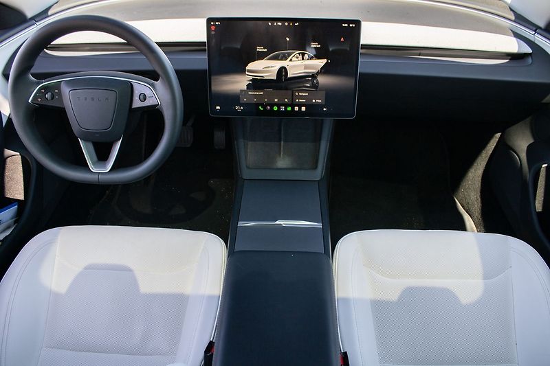 Tesla Model 3 - fotka 11 z 21