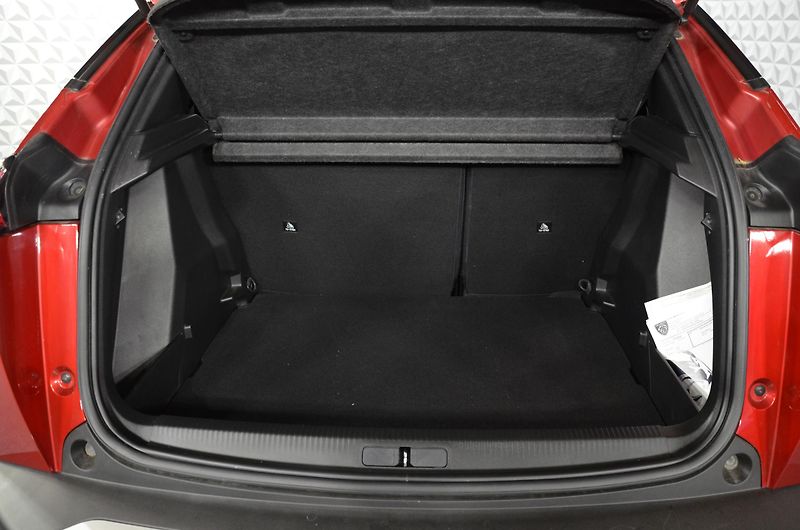Peugeot 2008 (2021) 1.2PT 130k Allure TOP stav - fotka 18 z 18
