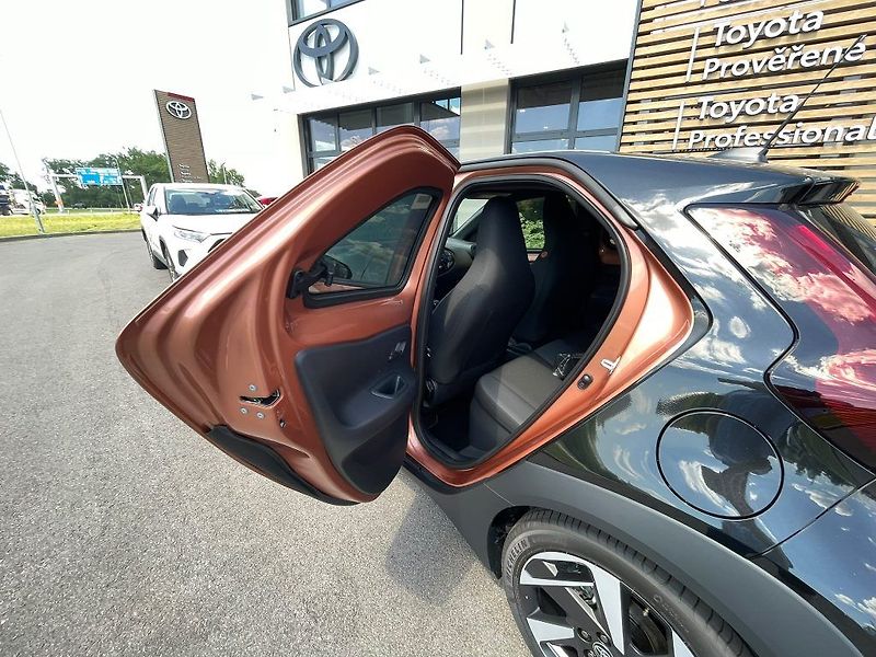 Toyota Aygo 1.5 Hybrid automat Executive - fotka 21 z 24