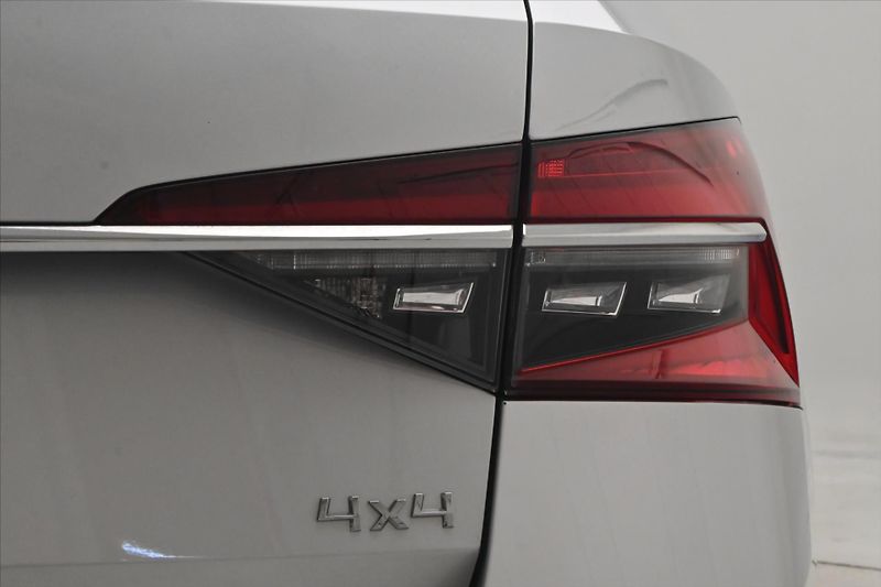 Škoda Superb 2,0 TDI 147 kW DSG 4x4 STYLE Z - fotka 31 z 32