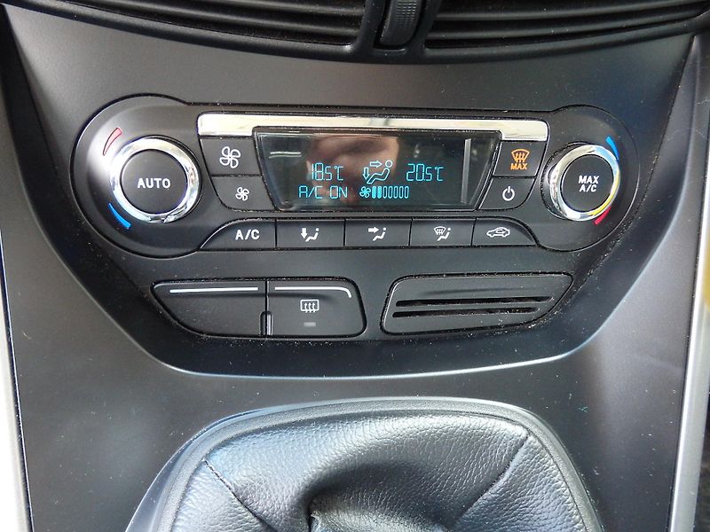 Ford Kuga 2.0 TDCI 103 kW NAVIGACE - fotka 17 z 18