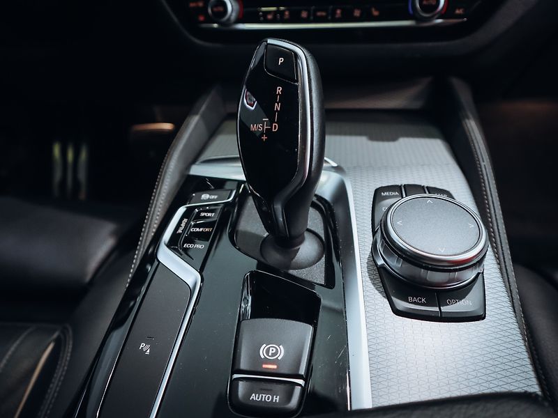 BMW Řada 5 530d xDrive M-Paket 195 kW - fotka 17 z 17