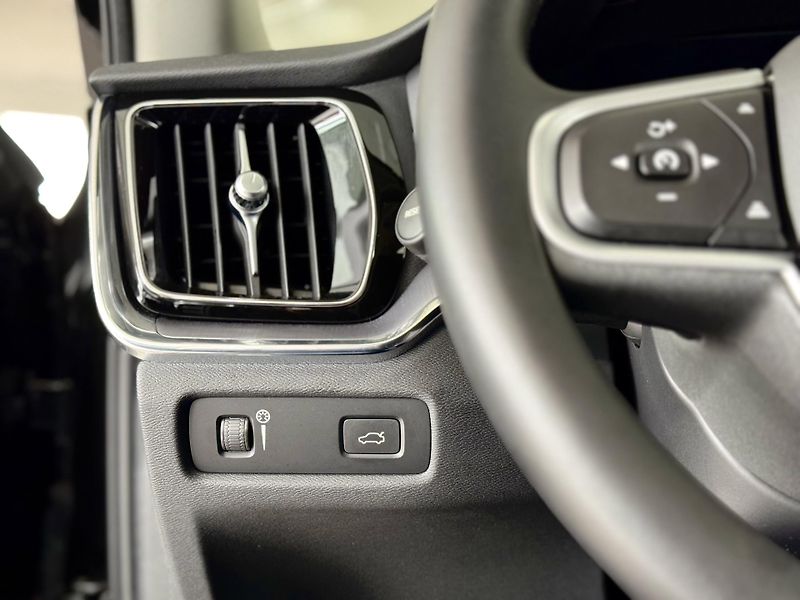 Volvo V60 B3 AUT*120kW*KeyLess*LED*Kamer - fotka 27 z 35