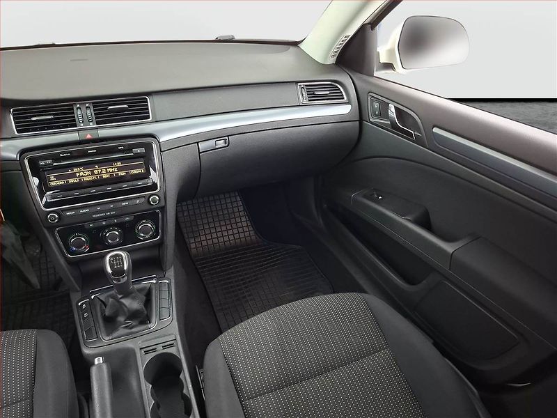 Škoda Superb (2011) 2.0 TDI, Xenony, Park. senzory - fotka 8 z 15