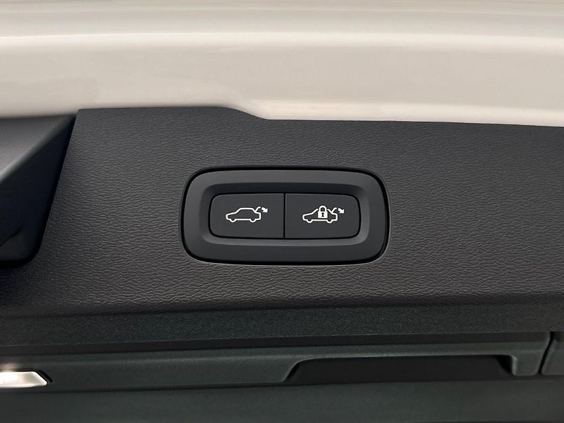 Volvo V60 (2026) B4 PLUS DARK AUT - fotka 17 z 44