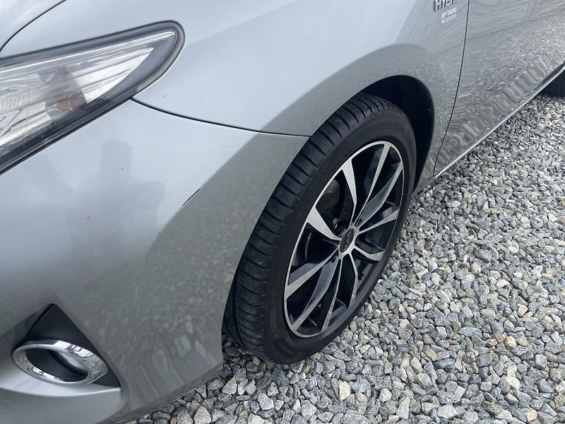 Toyota Auris 1.8i 16v HYBRID AUT SERVIS TOP - fotka 14 z 172