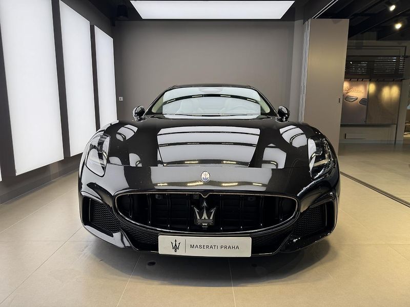 Maserati GranTurismo (2023) Trofeo 550 HP - fotka 2 z 18