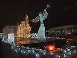 Vánoční flotila pražského dopravního podniku letos poprvé vyjela v sobotu vpodvečer ze střešovické vozovny.