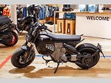 Jde o motorku s elektromotorem o výkonu 6 kW a maximální rychlostí 95 km/h.