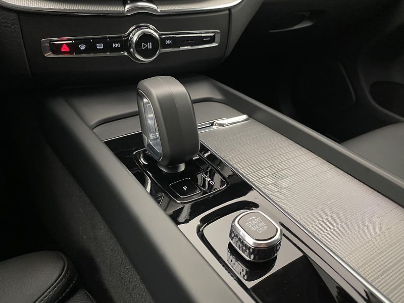 Volvo XC60 B4 AWD DARK PLUS AUT REZERVACE - fotka 26 z 48
