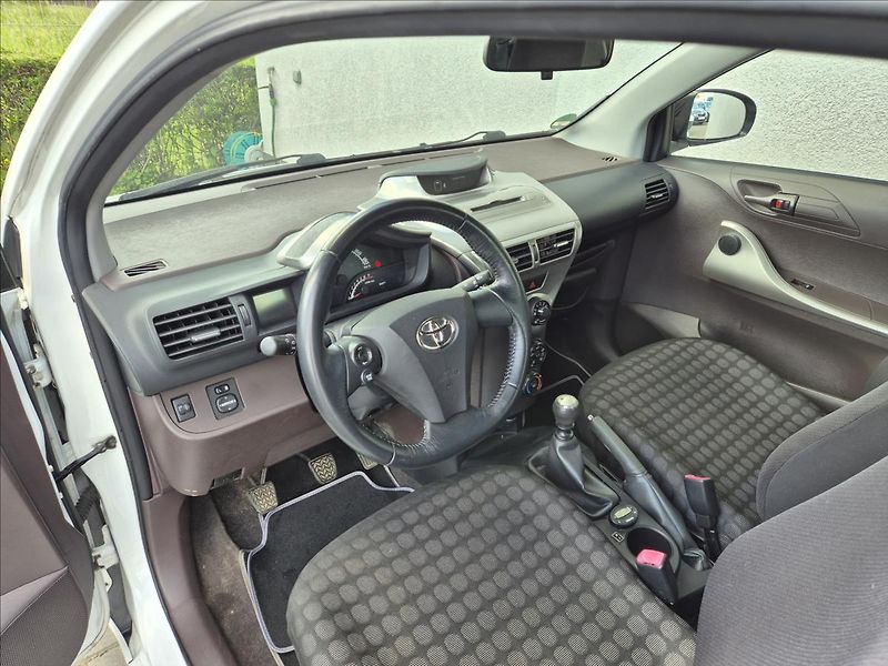 Toyota iQ 1,0 i 50Kw Klima Webasto ALU - fotka 12 z 26