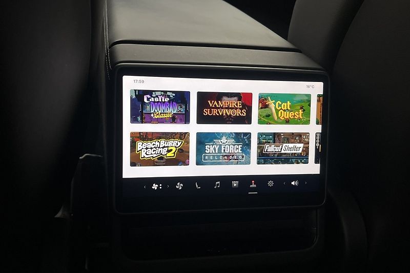 Tesla Model 3 Performance AWD - fotka 19 z 29