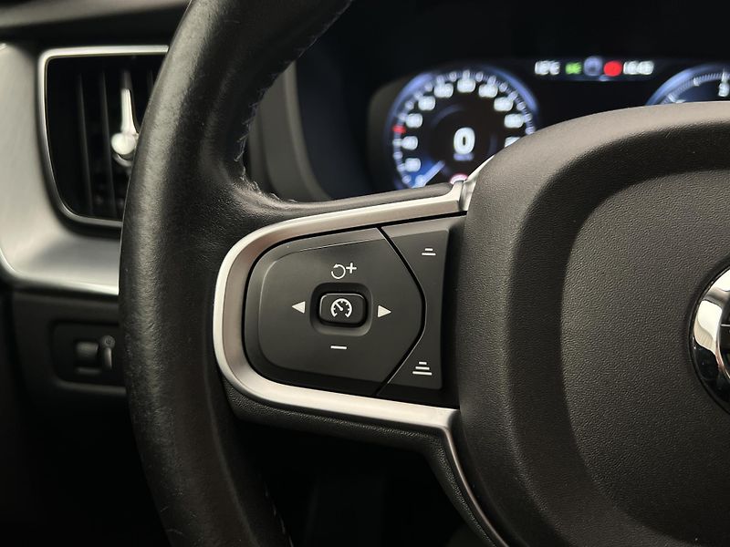 Volvo XC60 D4 AWD MOMENTUM AUT CZ - fotka 21 z 39