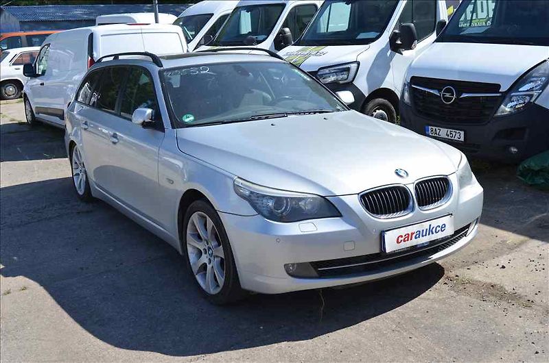 BMW Řada 5 (2008) 560 TOURING - fotka 20 z 33